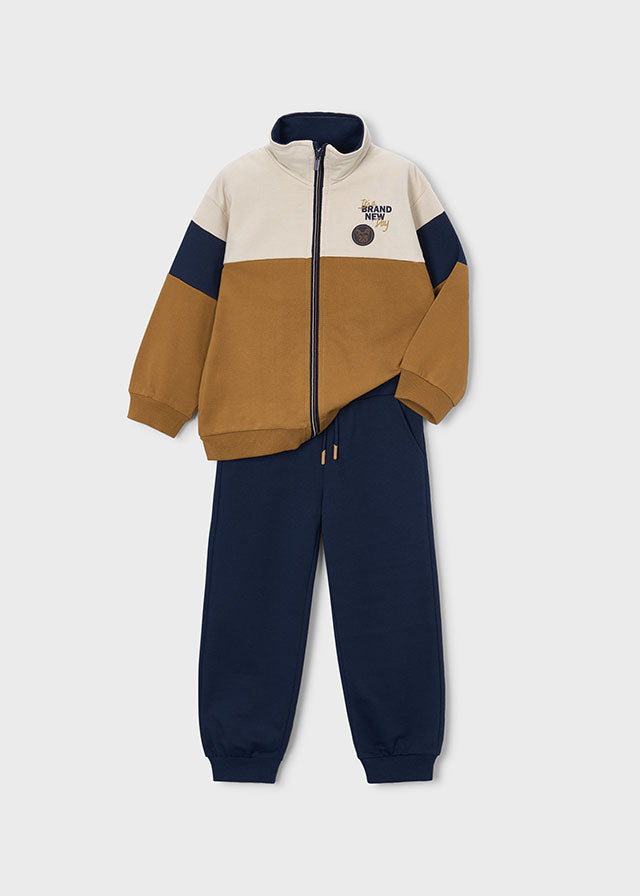 Tracksuit w/ sweatshirt
