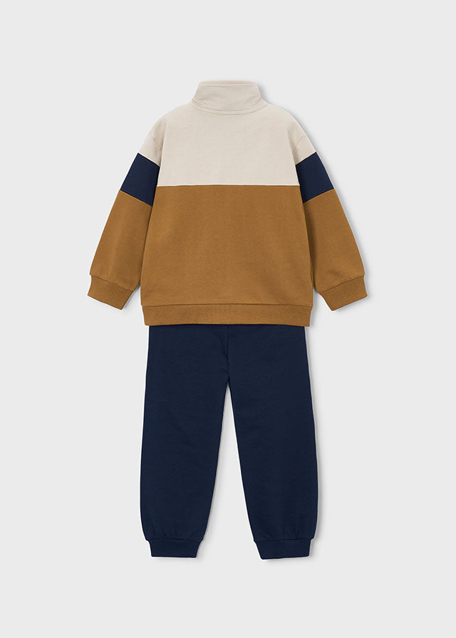 Tracksuit w/ sweatshirt