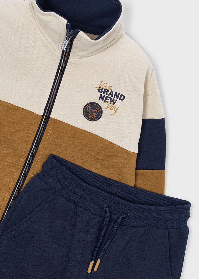 Tracksuit w/ sweatshirt